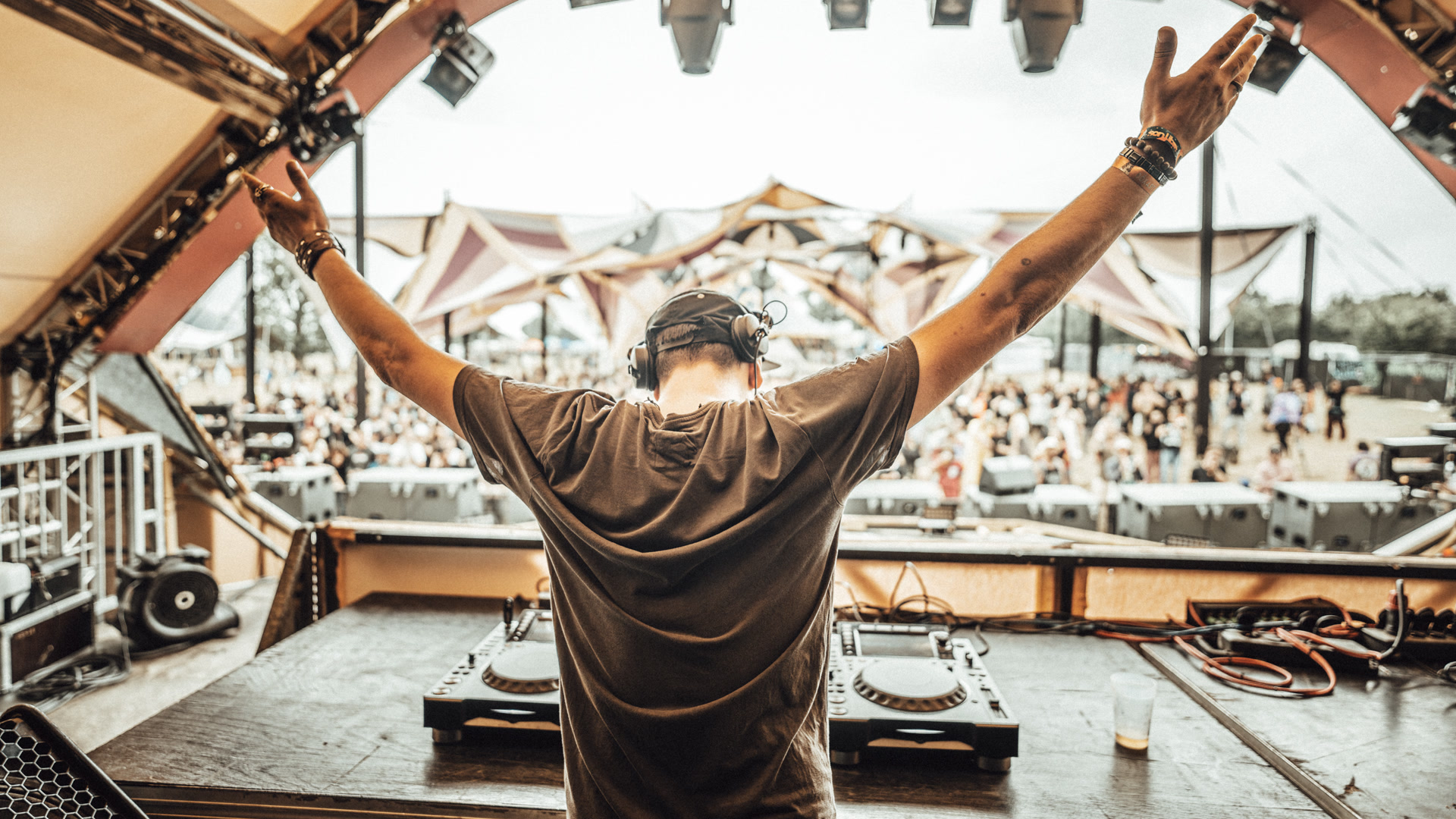 E-Klozion en DJ set face au public