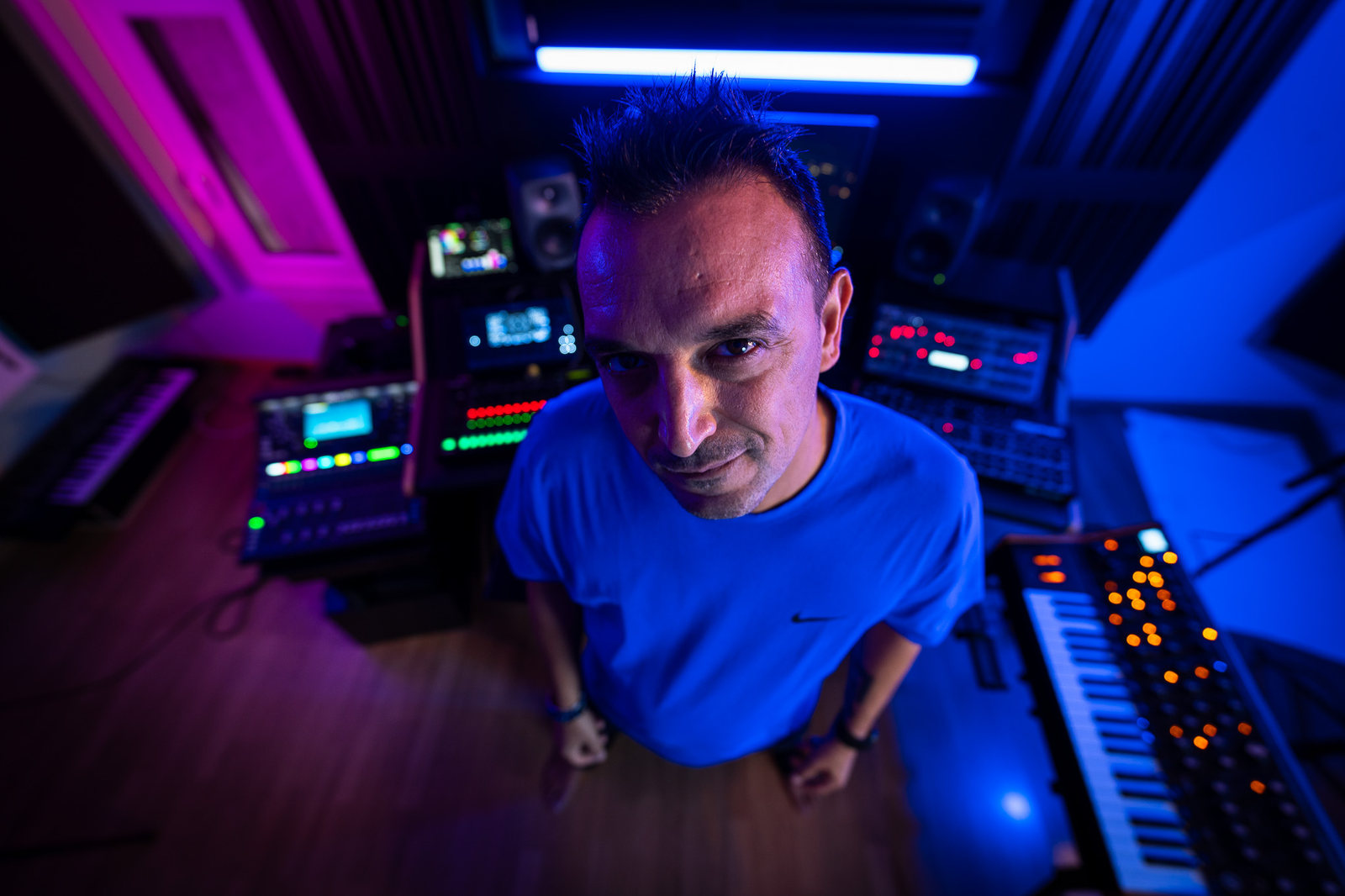 E-Klozion dans son studio de production, entouré de synthétiseurs et de machines
